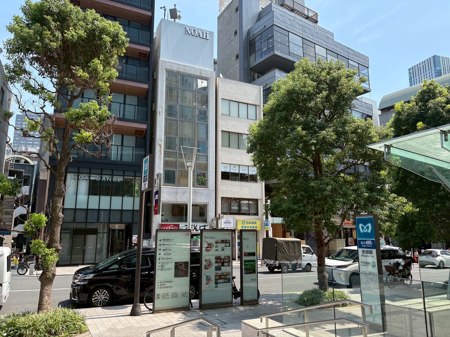 赤坂駅周辺より当社を見る